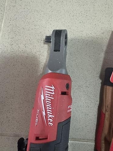 болт гайки: Набор инструмента Milwaukee: 1) Аккумуляторные трещоточные гайковёрты — 2