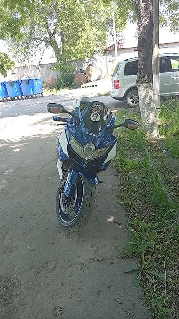 Мотоциклы: Спортбайк Suzuki GSX-R (серия Gixxer) в фирменной сине‑бело‑чёрной — 3