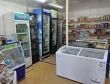 Магазинге Бир кыз керек аял киши жалгыз иштейт продуктовый фруктовый