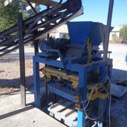 стол трансформер 2 в 1: Пескоблок чыгарган полуавтомат станок сатылат. Станок жаны, комплекте — 6