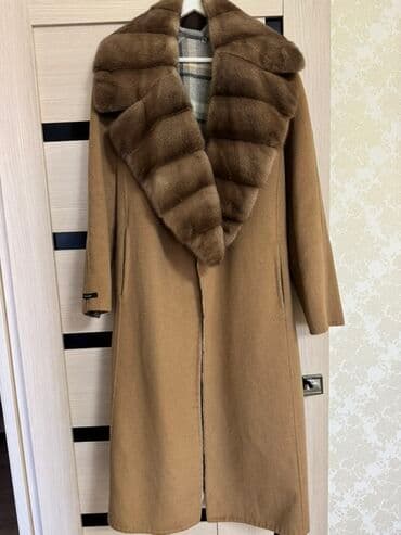 Элегантное женское пальто классического кроя цвета кэмел с роскошным