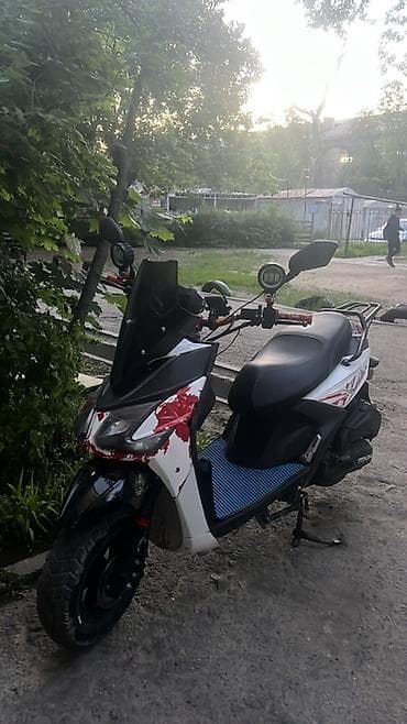 Скутер/мопед 150см³ (визуально — спортивный городской). Стант руль