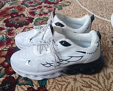 Кроссовки белые с контрастной, устойчивой подошвой! - Легкий