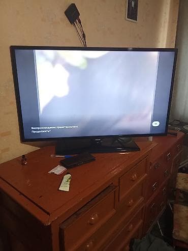Телевизор Samsung с плоским экраном, диагональ приблизительно 40–43"