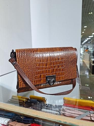 Аксессуары: Женская сумка через плечо из фактурной кожи под крокодила - Формат — 3