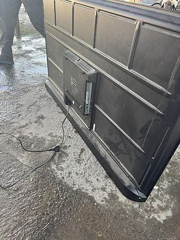 Телевизор с большим экраном (ориентировочно 60–70"). Тонкая рамка