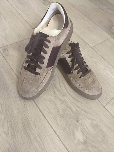 Үлпөт көйнөктөрү жана аксессуарлар: Kennel Schmenger 
Италия
37,5-38 размер 
Натуральная кожа — 1