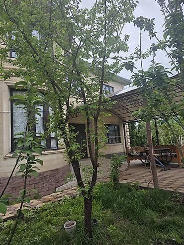 Просторный загородный дом с ухоженным участком и современной отделкой