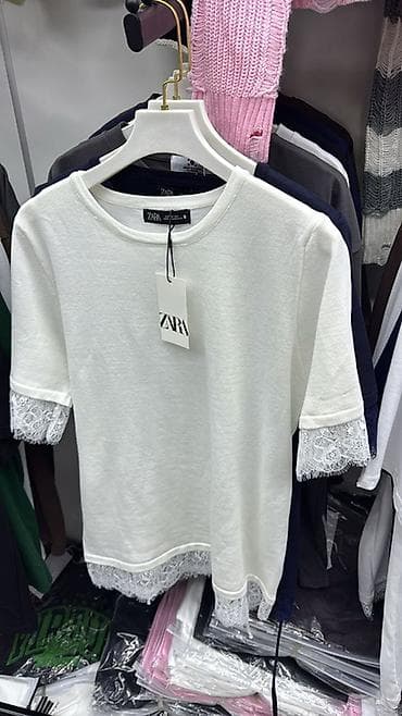 Толстовки, худи: Женская трикотажная футболка с кружевной отделкой - Модель: базовая — 1