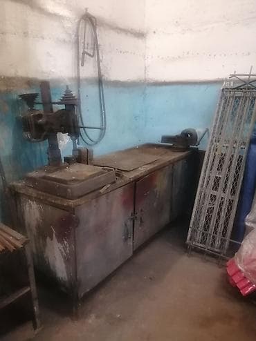 тиски для ювелиров: Металлический верстак с тисками и навесным оборудованием Описание: - — 1