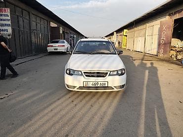 Sedan белого цвета, 4 двери, передний привод. Кузов с классическими