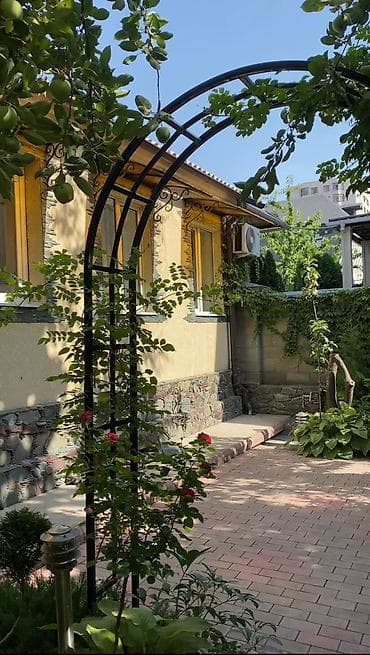 Продаю дом 📍Адрес: Юнусалиева /Ахунбаева Под бизнес или под жильё — 1