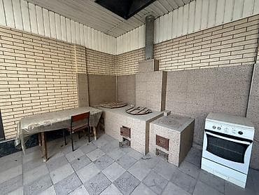 Кыймылсыз мүлк: На участке расположены 2 двухэтажных дома, благоустроенный двор с — 10