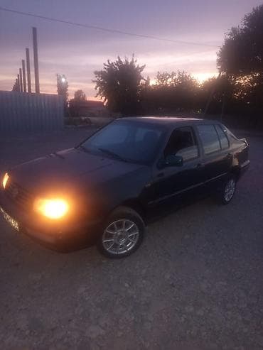 Транспорт: Volkswagen Vento: 1996 г., Механика, Бензин, Седан — 5