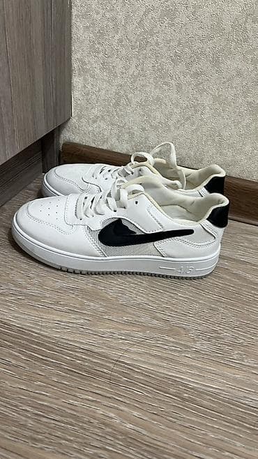Женские кроссовки Nike корейские - Материал верха: сочетание гладкой at lalafo.kg Женские кроссовки Nike корейские - Материал верха: сочетание гладкой