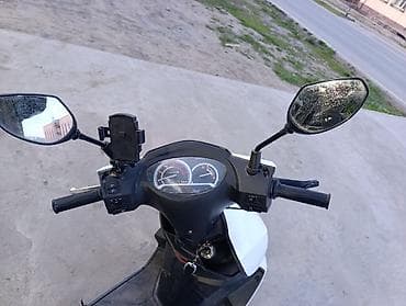 мотоциклы квадроциклы: Скутер (бензиновый), белый, спортивный дизайн. Основные — 6