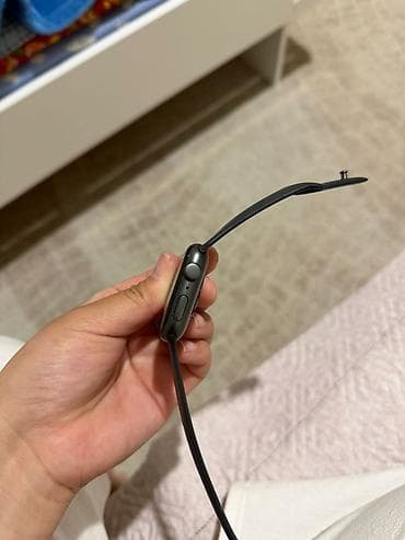 poco f3 8256: Apple Watch SE (поколение/размер на фото) с темным спортивным — 1