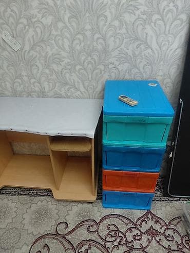 Компактный компьютерный стол + модуль из пластиковых ящиков для