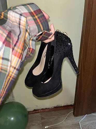 Черные женские туфли на высоком каблуке с платформой. - Материал