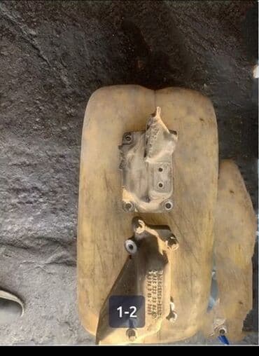 Продаю кронштейн двигателя на Гелендваген w463, от мотора M112, объем