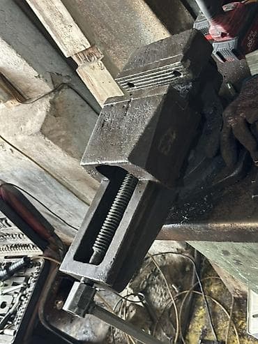 Тиски слесарные массивные + металлический верстак с тумбами Описание