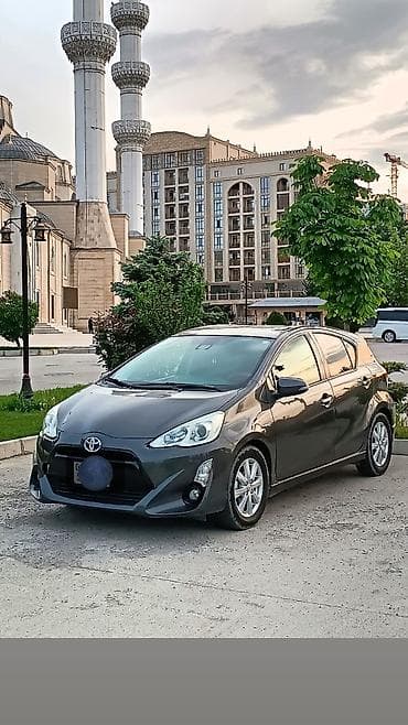 team terzo: Toyota Prius C: 2017 г., 1.5 л, Вариатор, Гибрид, Хэтчбэк — 2