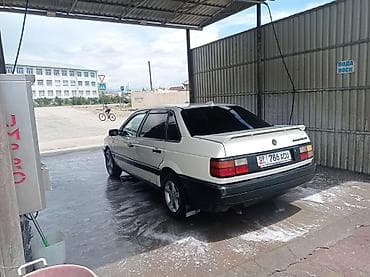 Унаа: Volkswagen Passat: 1990 г., 1.8 л, Кол менен иштөөчү, Бензин, Седан — 4