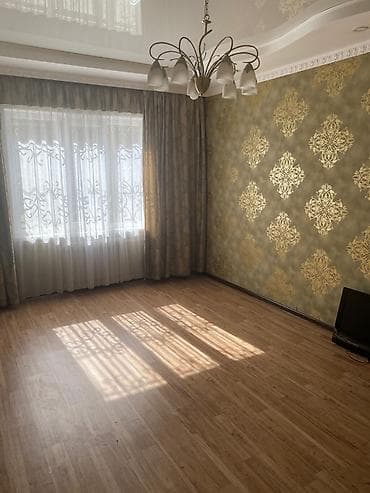 Светлая комната с ремонтом и классическим декором. - Просторное