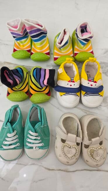 клеточные штаны: 1шт- 400 сом.Детская обувь набором. В комплекте: - Пара текстильных — 10