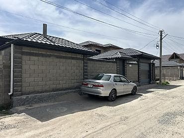 однотонные: Одноэтажный дом с благоустроенным двором и летней зоной барбекю. Дом — 5