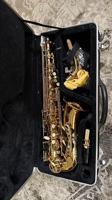 Музыкалык аспаптар: Саксофон в комплекте с кейсом и аксессуарами. Описание: - Корпус и — 1