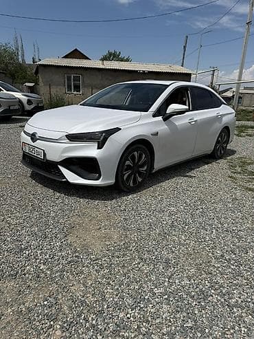 GAC: GAC Aion S — электрический седан белого цвета. Машина полный родной — 2
