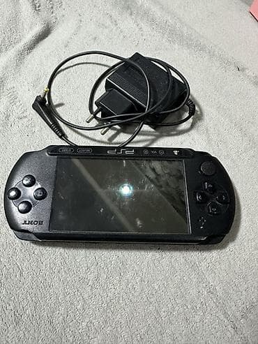 Портативная игровая консоль Sony PSP с блоком питания. Основные