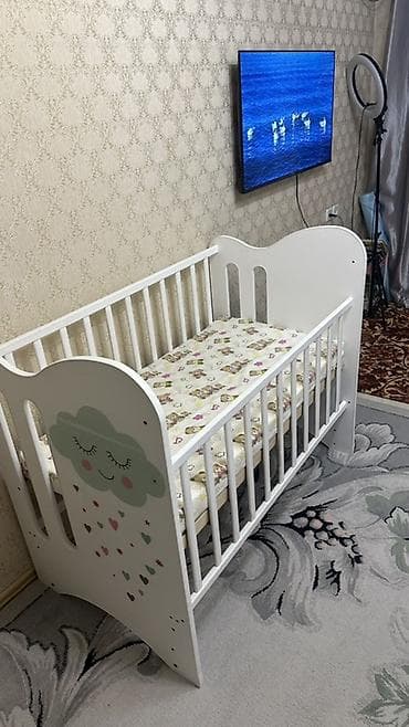 Ремонт и строительство: Детская кроватка-манеж из дерева, белая. Почти не пользовались. Брали — 1