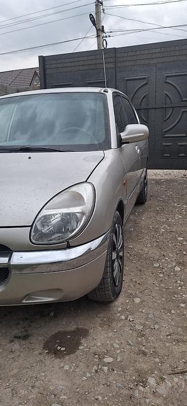 аварийный знак: Daihatsu Sirion: 2000 г., 1 л, Ручные, Бензин, Хэтчбэк — 9