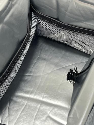 кул рей: Сумка-холодильник красного цвета с черным основанием. Оснащена — 6