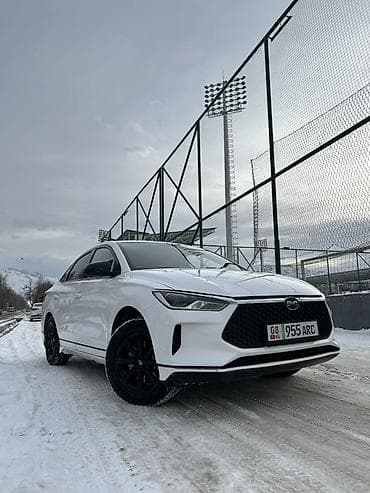 BYD E3: 2021 г., Электромобиль, Седан