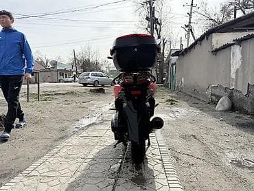 вадиной скутер: Скутер 50–150 см³ (бензиновый, вариатор). Красно‑чёрный пластик — 2