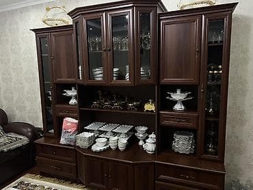 Шкафтар: Дубал шкаф, Дубал шкаф түрү: Горка, Үй, конок бөлмөсү үчүн, Өзгөчөлүктөрү: Тамак-аш идишин сактоо үчүн — 1