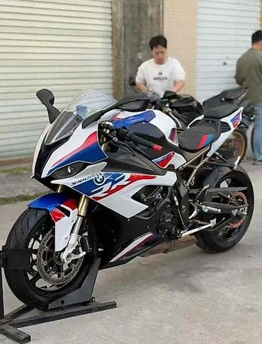 1000: Спортбайк BMW, 1000 куб. см, Бензин — 4