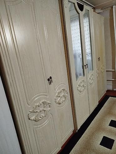 Үй жана бакча: Классический платяной шкаф с резным декором и зеркальными створками — 1