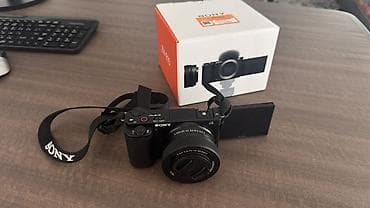 canon eos1100d: Sony ZV-E10 с кит-объективом E PZ 16–50mm f/3.5–5.6 OSS II Компактная — 2