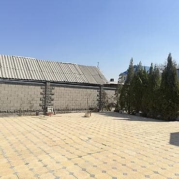 Жилой дом с большим дворoм и капитальным забором Угловой участок 7.2 at lalafo.kg Жилой дом с большим дворoм и капитальным забором Угловой участок 7.2