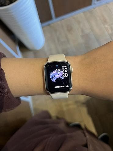 Apple Watch SE, 40 мм (A2771), алюминий, цвет Starlight. Ремешок