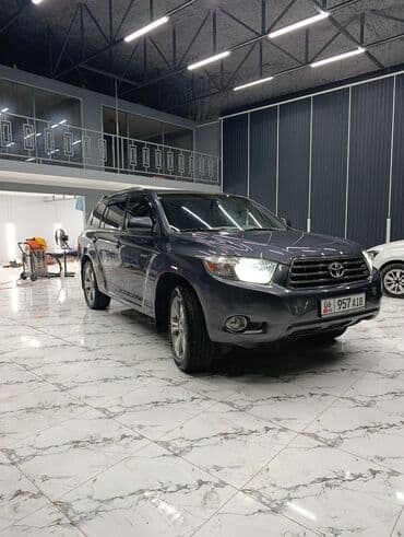 бак топливной: Toyota — салон внедорожника с кожаным интерьером - Черный кожаный — 4