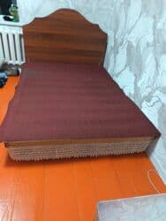 кровать дерев: Кровать с деревянным изголовьем. Ширина 1.50.на 2 — 4