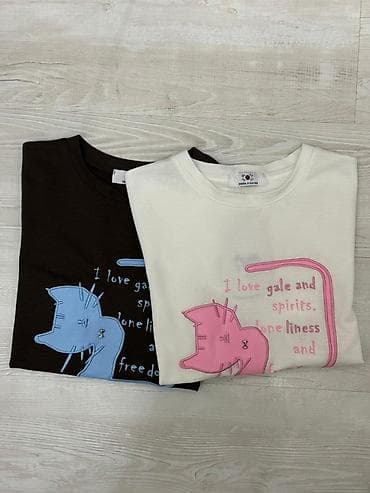 футболка с котиком: Футболки с принтом «кот» и английской надписью. - Модели: две — 1