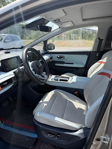 geely e5: Aion Y Plus — компактный электрический кроссовер. Кузов и дизайн: - — 6