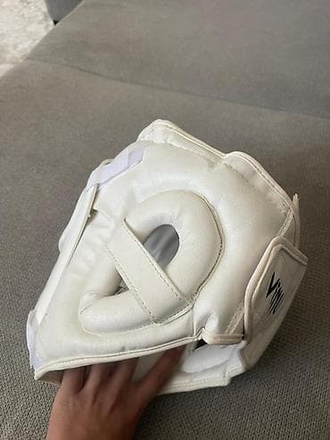 Турники и брусья: Комплект экипировки для единоборств Состав: - Защитный шлем белого — 9