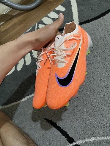 Футбольные бутсы Nike Phantom (линейка Phantom, шнуровка по центру)